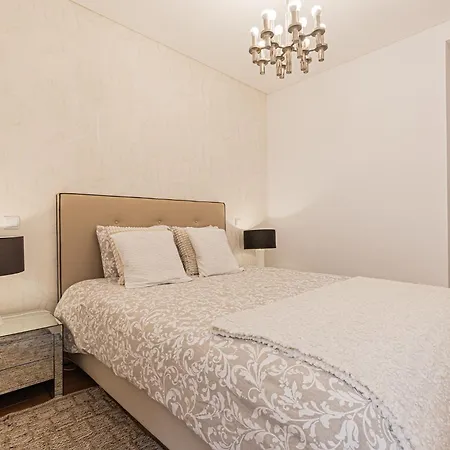 Cortes In Historic Neighborhood Apartment Lissabon