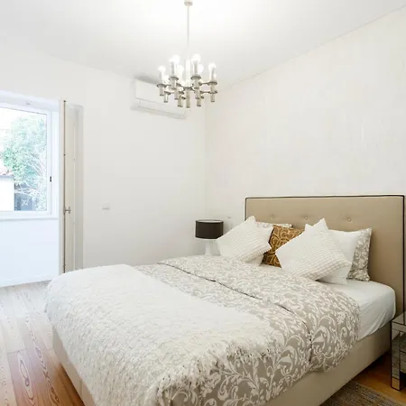 Cortes In Historic Neighborhood Apartment *