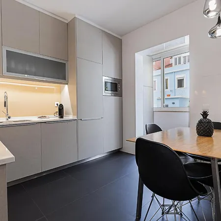 Appartamento Cortes In Historic Neighborhood Lisbona