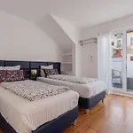 Cortes In Historic Neighborhood Apartman